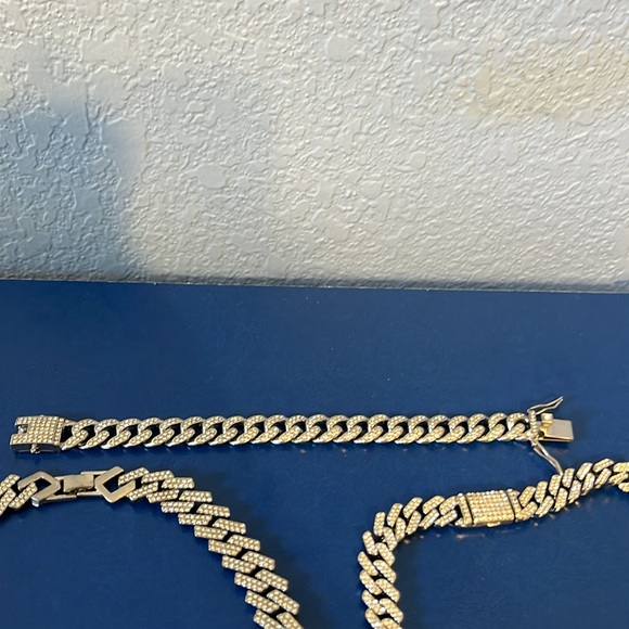 2 stainless steel Cuban link chains. 1 stainless steel bracelet - Picture 4 of 4